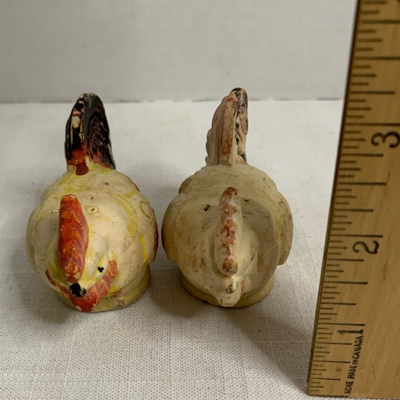 VINTAGE | Chalkware Chicken Salt & Pepper Shakers. - Picture 13 of 14